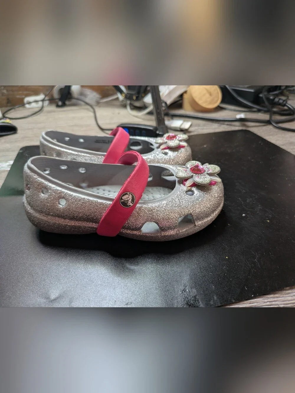 Crocs Kids Keeley Glitter‎ Springtime Flats silver Raspberry pink strap Size 5